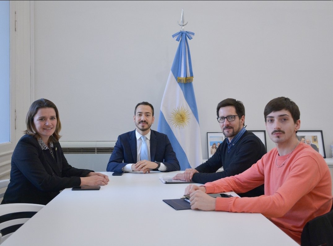 FrannPM's tweet photo. 📍[La Sexta y Casa Rosada]

Junto a Santiago Dalmau, concejal de Carmen de Patagones y Noelia Sueldo, Directora de Juventudes de Monte Hermoso nos reunimos con el Subsecretario de Asuntos Políticos de Casa Rosada, Nicolás Ritacco. 

¡Gracias por recibirnos! https://t.co/WGBdkhvJ3N