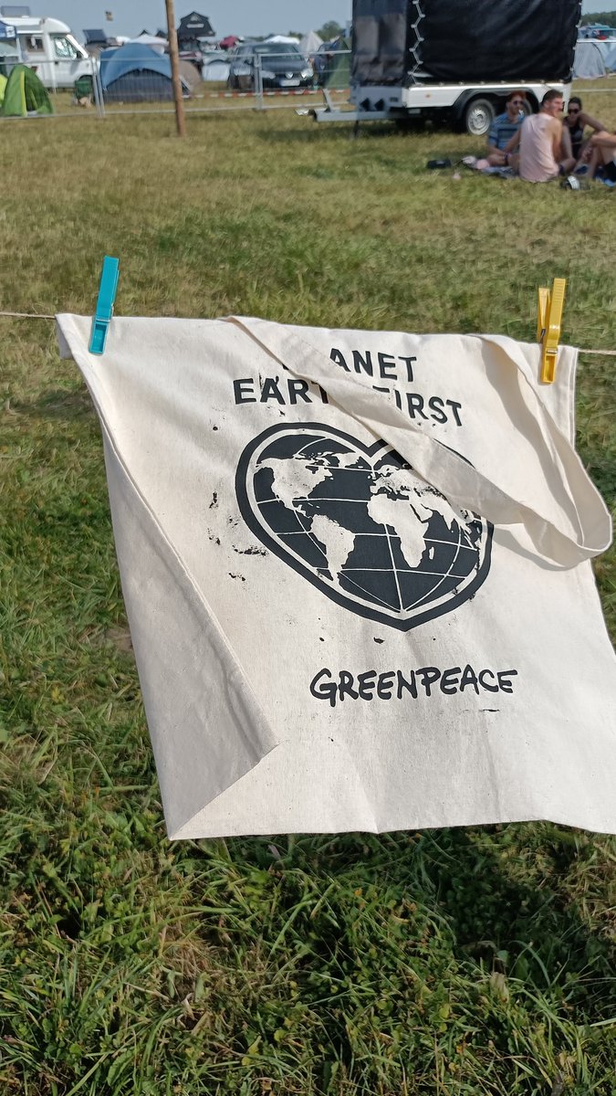 Greenpeace__HRO's tweet photo. Noch bis morgen auf dem @PangeaFestival Siebdruck. #upcycle deine Gaderobe. #makesomethink #planetearthfirst https://t.co/UDHiDPRSez