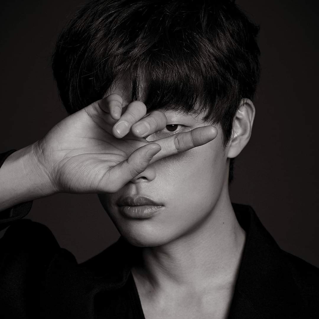 이런 느낌으로 화보 한 번 더 찍어줘라 류준열