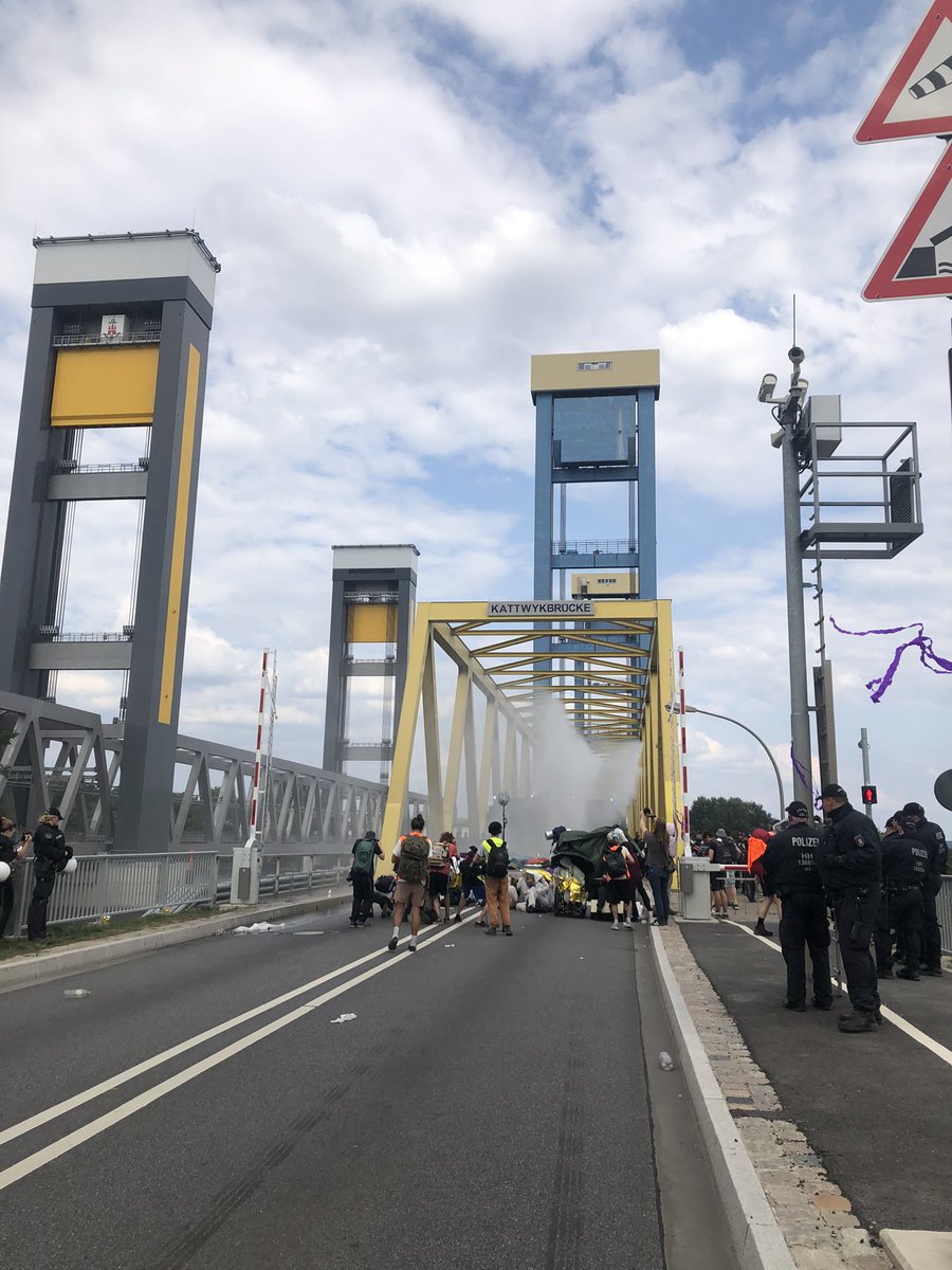 Beide Wasserwerfer kommen inzwischen zum Einsatz. Noch immer harren einige Aktivist:innen auf der Brücke aus. #EndeGelände #Hh1308