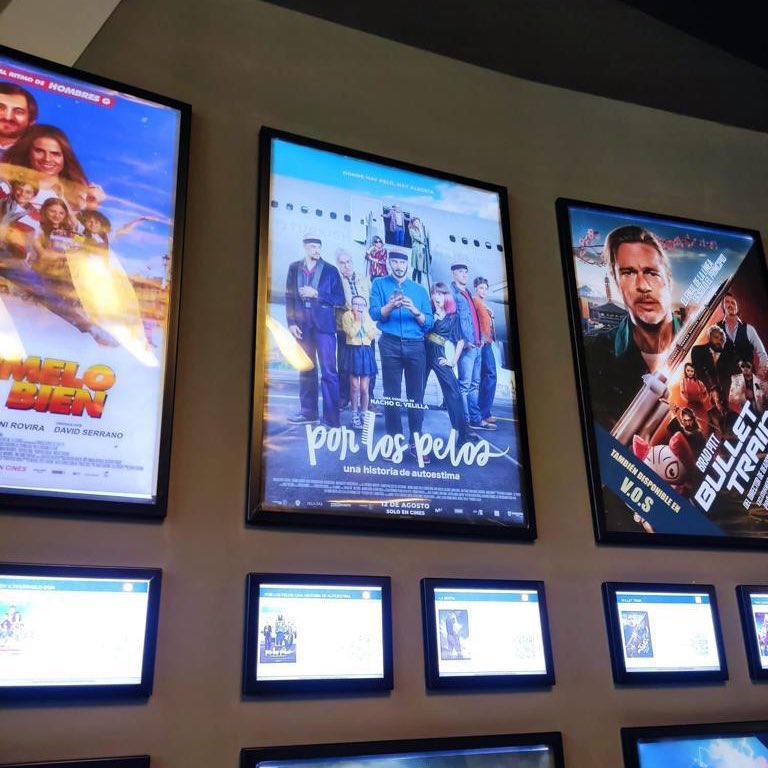 Turkish Hairlines filmi İspanya’da vizyona girdi. Film Türkiye’ye saç ektirmeye gelen 3 kişinin başından geçenleri anlatıyor. Dr. Serkan Aygın’ın ofisi film çekimleri için kullanıldı.