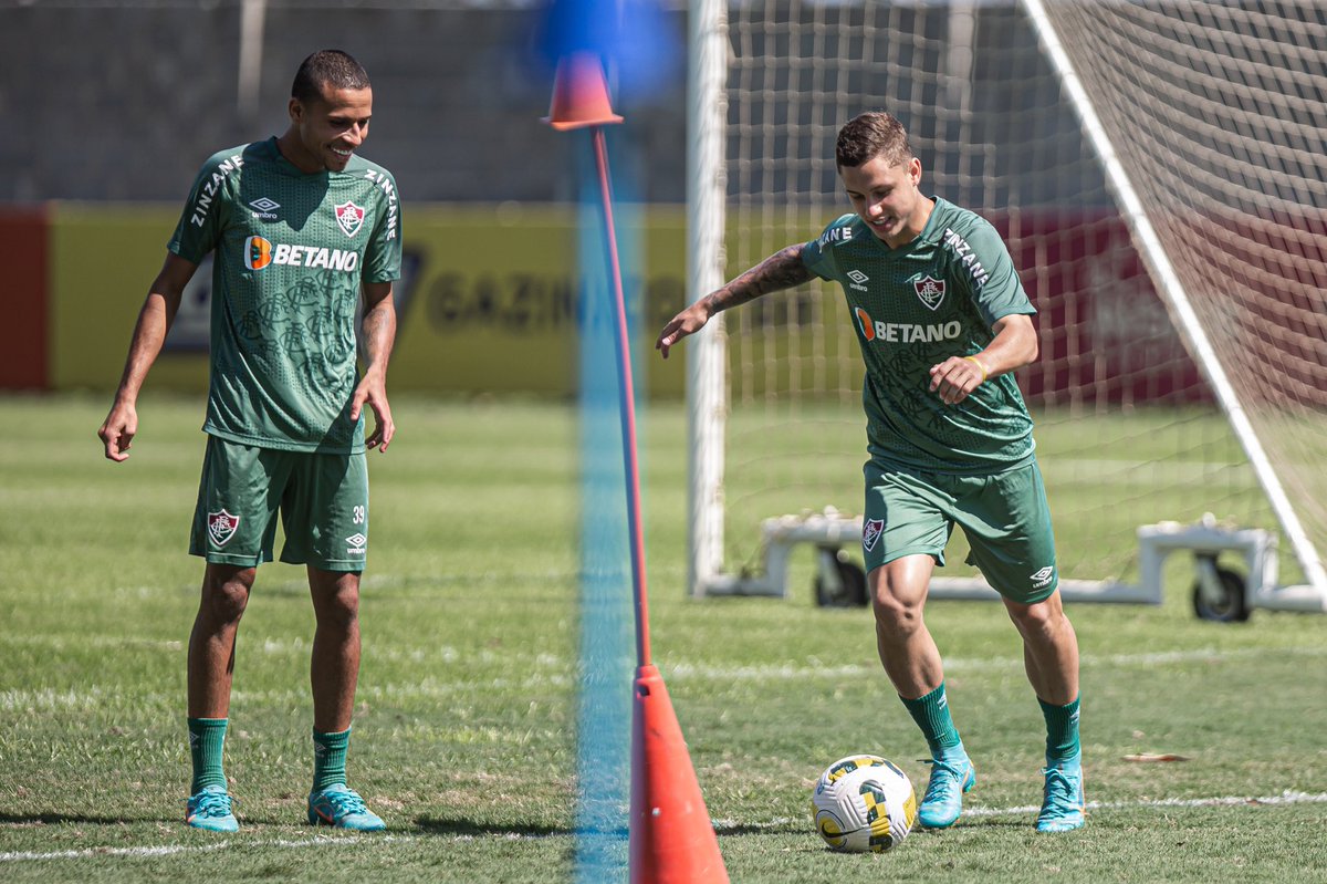 FluminenseFC's tweet photo. Os #MlksDeXerem @arthurzin_0010 e @LEVAD05 em mais um dia de treinos do #TimeDeGuerreiros! #VemQueTem https://t.co/jDhjNQkCLA