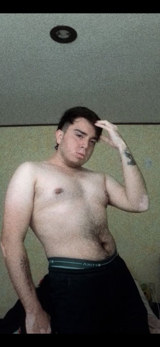 TiagoCadavera's tweet photo. Look at you and now look at me.
#pachucagay #LGBTQ #bearsgay #ososgay #sinplayera https://t.co/XvaO5VHI8u