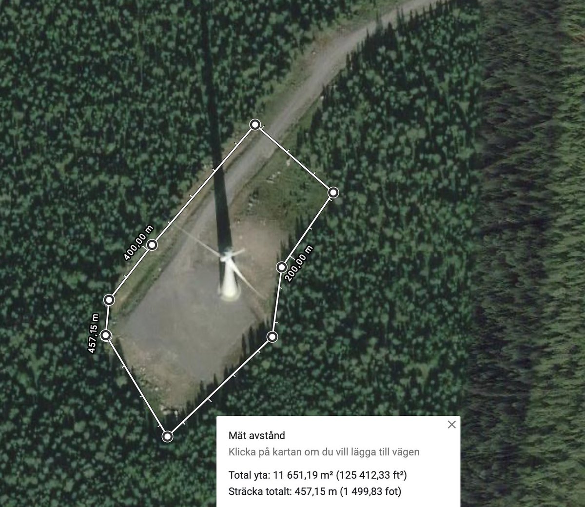 August_Rex's tweet image. 7000-11.000 m2 skövlad skog. 500 m3 betong i fundamentet. Några tusen m2 till för vägen fram till kraftverket.
Gångra detta med 1101 vindsnurror, och lägg till vägen som binder ihop alla. Den är många tiotals mil lång.
#V #Mp #S #C #L #KD #M #SD #SvPol #Vindkraft #Kärnkraft
