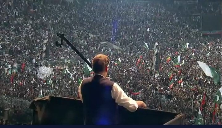 جو ڈائری لے کر نکلا تھا
 آج لشکر لے کر بیٹھا ہے۔ 
 #حقیقی_آزادی_جلسہ #جشن_آزادی_کپتان_کے_سنگ #ہم_چھین_کے_لینگے_آزادی 
#کچھ_اورنہیں_بس_آزادی
#سب_ایک_طرف_اکیلا_خان
<a href="/WeAre_FLS/">Team Front Line Soldiers</a>