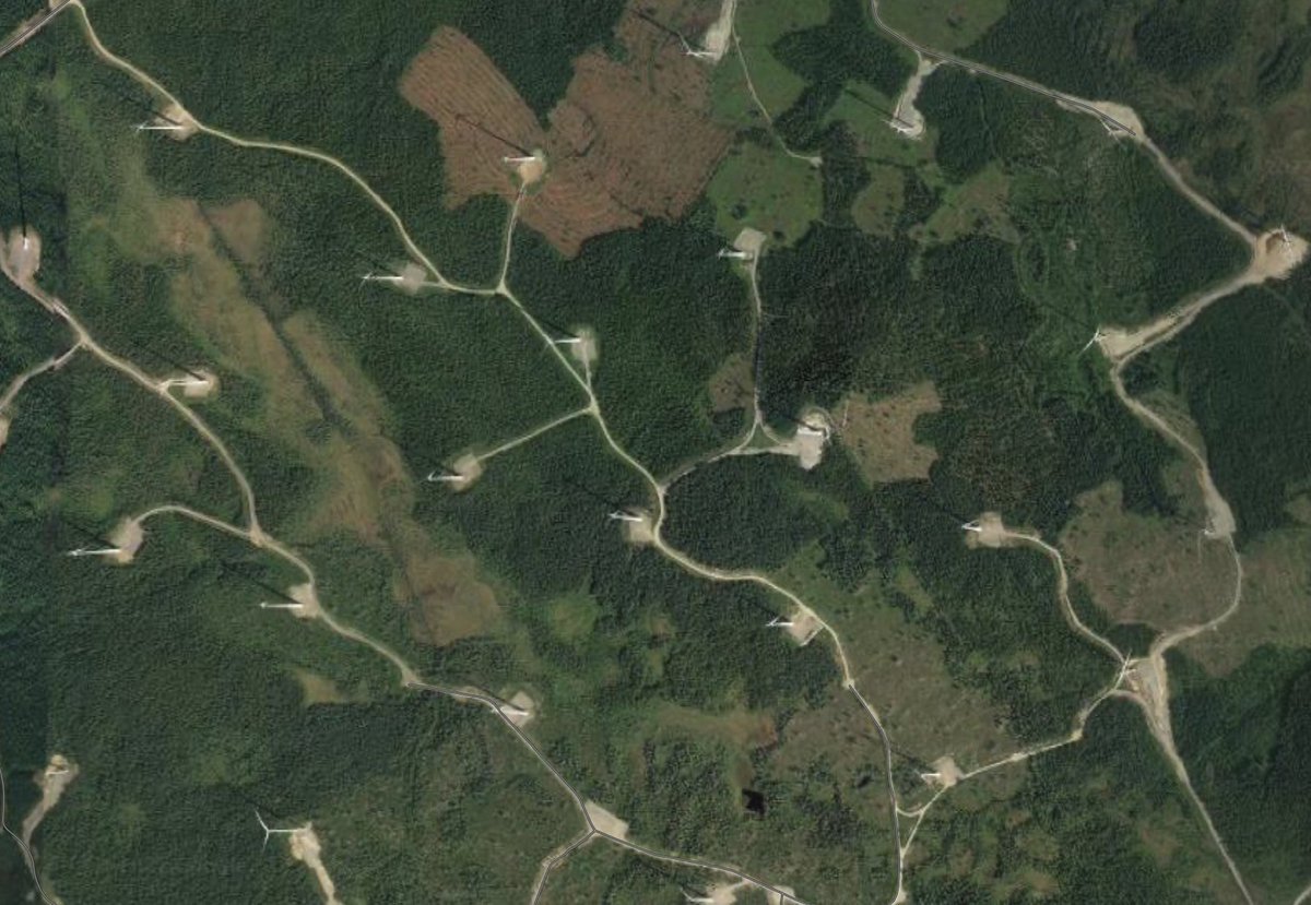 August_Rex's tweet image. 7000-11.000 m2 skövlad skog. 500 m3 betong i fundamentet. Några tusen m2 till för vägen fram till kraftverket.
Gångra detta med 1101 vindsnurror, och lägg till vägen som binder ihop alla. Den är många tiotals mil lång.
#V #Mp #S #C #L #KD #M #SD #SvPol #Vindkraft #Kärnkraft