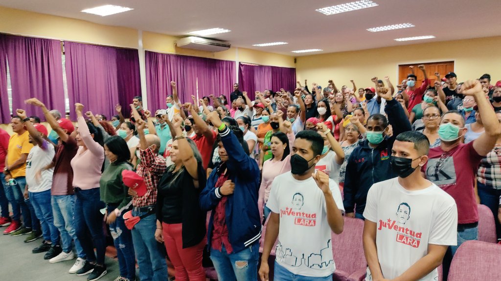 Psuv_SimonPlana's tweet photo. #EnDesarrollo #13Ago Se lleva a cabo la Asamblea Informativa de la Metodología para la Renovación de las Estructuras del @PartidoPSUV, con la participación del jefe político @AngelPradoSP y órgano auxiliar para este proceso 
"Organizar, Unir y Sumar"
#RenovacionProfunda https://t.co/A6vADELP8a
