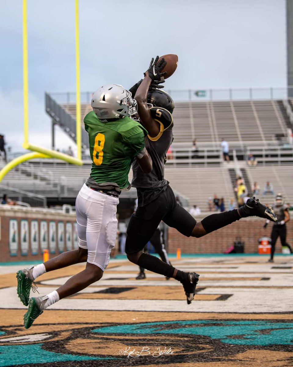 CoachCurran42's tweet photo. My man @MarviniLewis with the PBU! Attack the hands!!! Great work! It's officially game week!! #GoldBlooded #NewSocastee https://t.co/Gw66bCdmZx