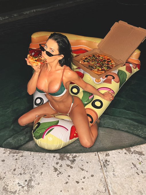 Nothing quite like a mouthful of Big Sausage Pizza 😛🍕  #foodgasm #pizza https://t.co/yAQEM1Ajkf<a href="/tag/foodgasm"class="tags"><span>#foodgasm</span></a><a href="/tag/pizza"class="tags"><span>#pizza</span></a>