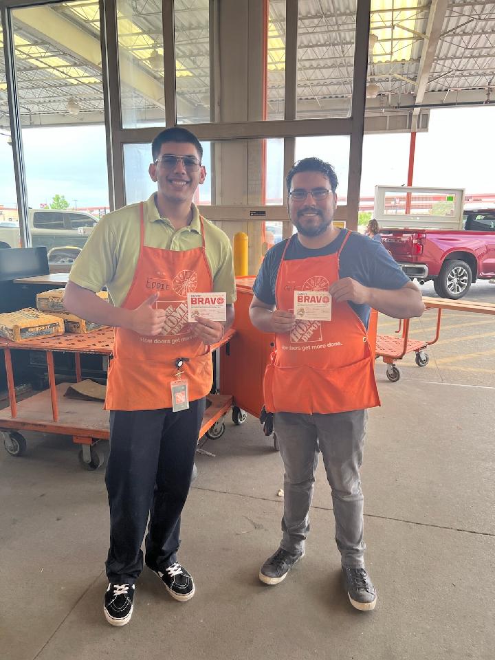 Beast66615's tweet photo. Thank you Chris &amp; Eddie for demonstrating excellent team lift, 🤘👍 @Dalton8523. @OscarM_8523 @MariFino8523 @selasaid3. @DavidF_8523 https://t.co/GfQcCfnAwU
