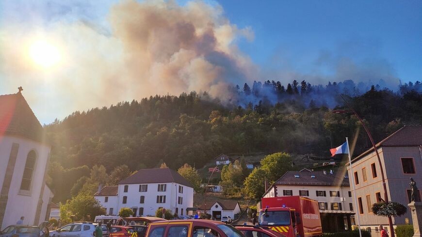 icisudlorraine's tweet photo. EN IMAGES - "Un incendie bien plus important que celui de Mortagne"🚒

🔥Déjà près de 40 hectares sont partis en fumée

Les dernières informations sur l'incendie de forêt au Ménil dans les Vosges➡https://t.co/Eik7fAwlqE https://t.co/SvRxbpTvfp