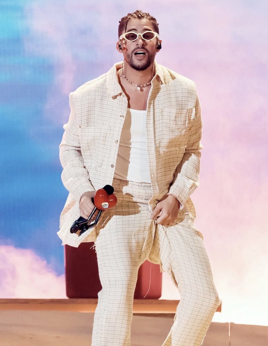 badbunnynetwork's tweet photo. 📸| Bad Bunny anoche en su concierto en Miami. https://t.co/OJnKf8qUQF