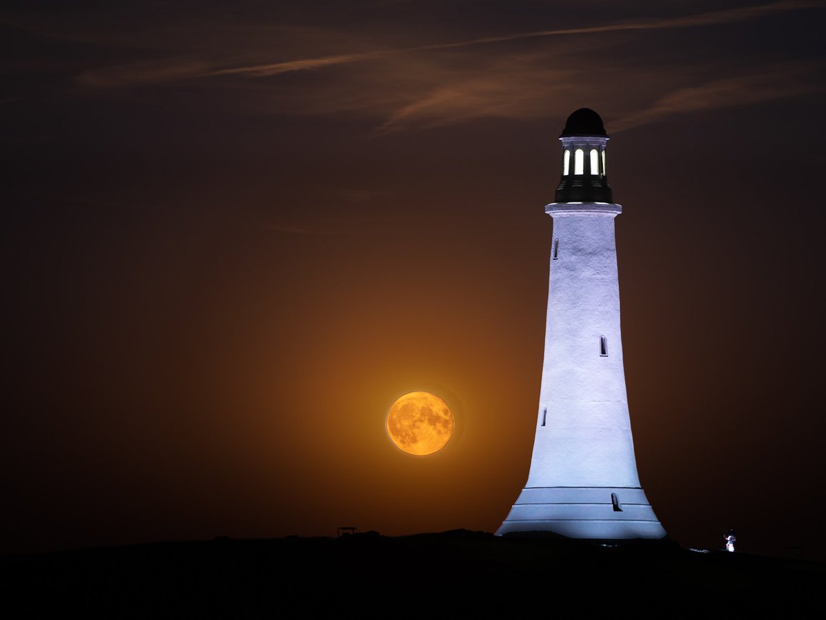 andy__mcr's tweet photo. Last night's moon rising by the monument on Hoad. #Ulverston #moon #hoad #Cumbria https://t.co/Sv2HZSG5Ki