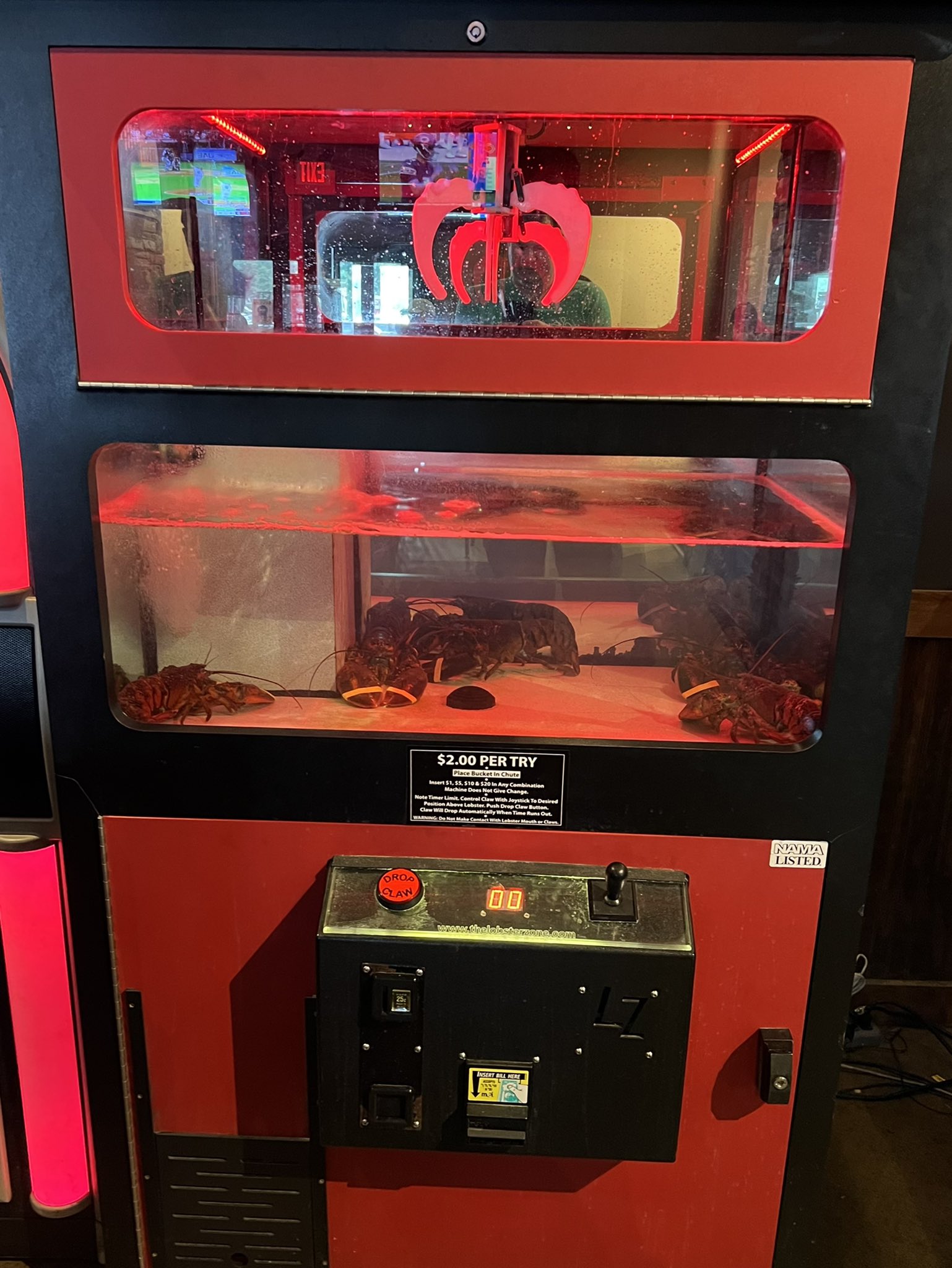 FOUND A LIVE LOBSTER CLAW MACHINE!!!!, 52 OFF