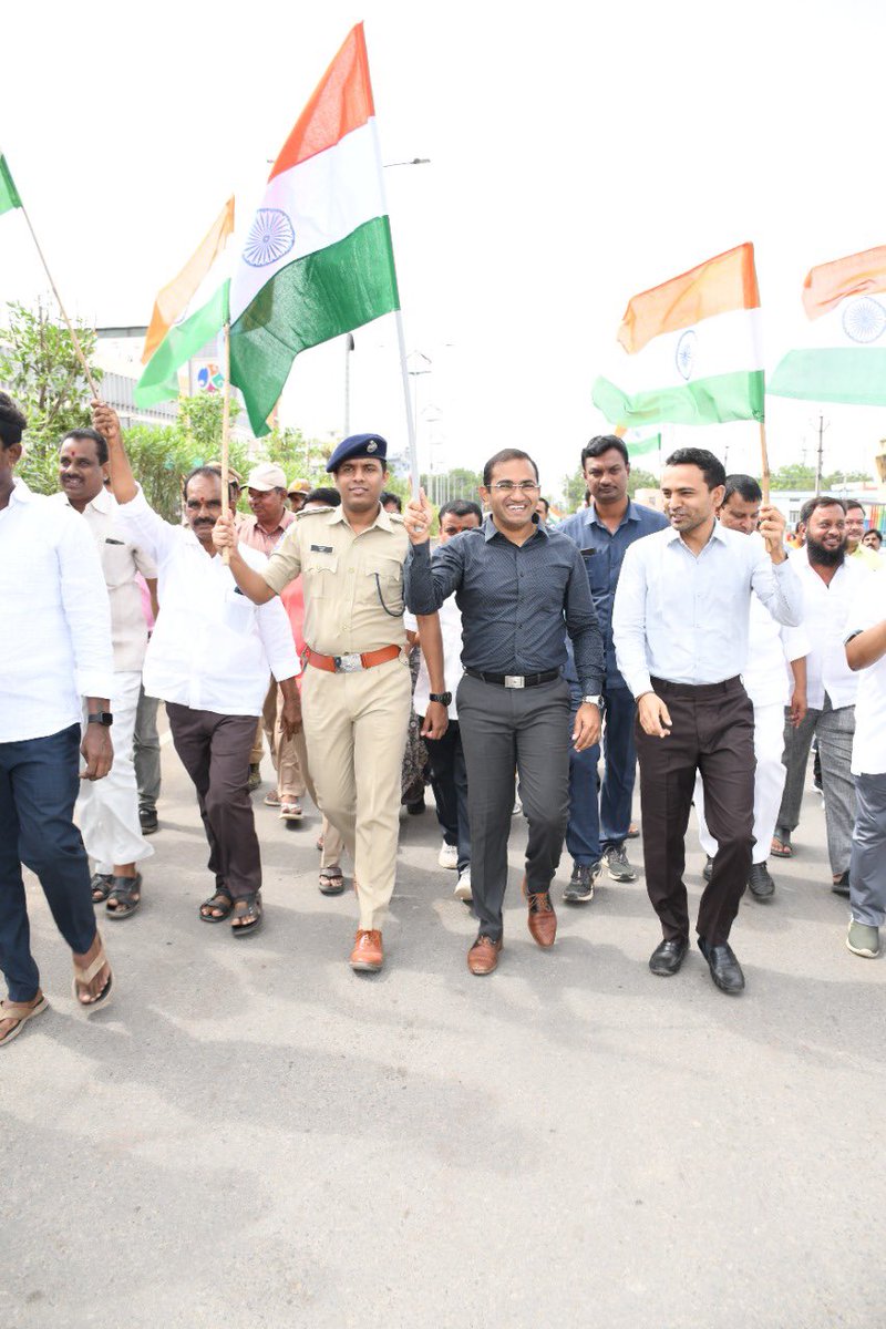 Musharraf Ali Faruqui (@musharraf_ias) on Twitter photo #JaiHind
Day 6 - Amazing morning in town with over 10000 students walking around with Patriotic slogans, songs & colours
#SwatantraBharathaVajrotsavalu
#AzadiKaAmritMahotsav
<a href="/IKReddyAllola/">Indrakaran Reddy</a> <a href="/KTRTRS/">KTR UPDATES</a> <a href="/arvindkumar_ias/">Arvind Kumar</a> #JaiHind
Day 6 - Amazing morning in town with over 10000 students walking around with Patriotic slogans, songs & colours
#SwatantraBharathaVajrotsavalu
#AzadiKaAmritMahotsav
<a href="/IKReddyAllola/">Indrakaran Reddy</a> <a href="/KTRTRS/">KTR UPDATES</a> <a href="/arvindkumar_ias/">Arvind Kumar</a>