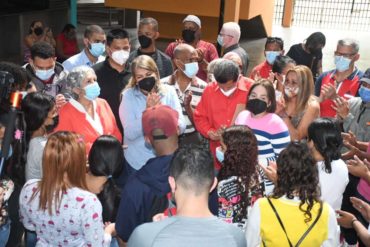 _LaAvanzadora's tweet photo. (2/2) Atendiendo el llamado del Pdte. @NicolasMaduro, la comunidad, docentes y fuerzas vivas ¡activos! con las #BRICOMILES.

@NicolasMaduro 
@MPPEDUCACION https://t.co/kdqOtdQTdD