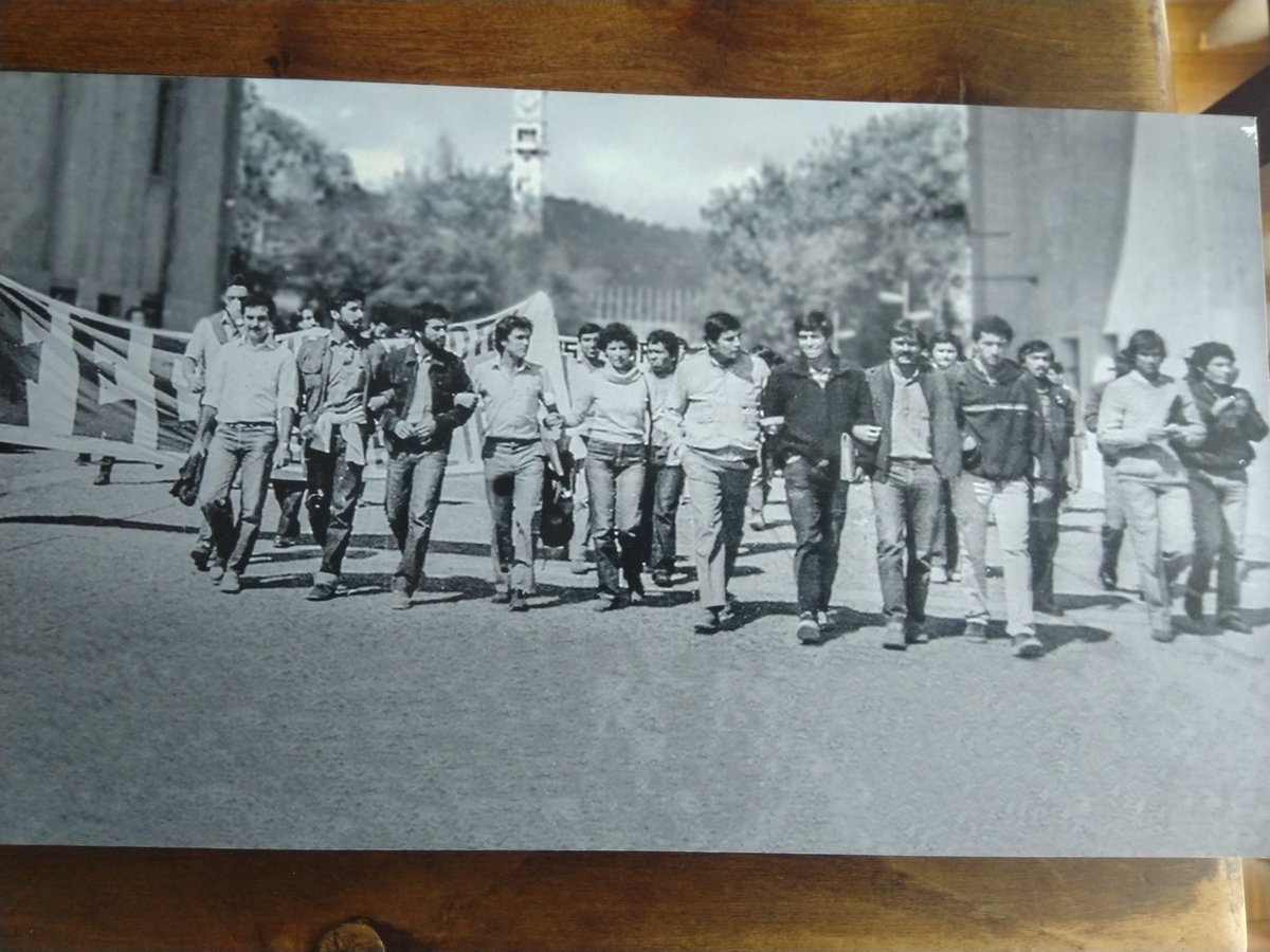 CisternaOsorio's tweet photo. AQUI hay testimonio real y genuino,foto d la FEC,saliendo del campus UdeC,el 27 Marzo 1984,dia que fue asesinado Caupolican Inostroza,dias como esto tuvimos que pasar para llegar al plebiscito del NO, y este pinganilla de Harboe poniendo fotos truchas y vistiendose con ropa ajena https://t.co/F76b5QEaQO