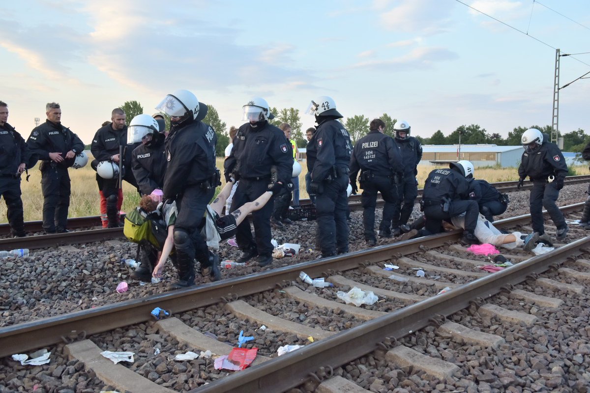 Pinker Finger nun von Wiese und Gleisen komplett geräumt. Gegen Ende ist es immer ruppiger geworden. Beende dann auch die Berichterstattung #lasttweet #EndeGelaende #hh1308 #systemchangecamp