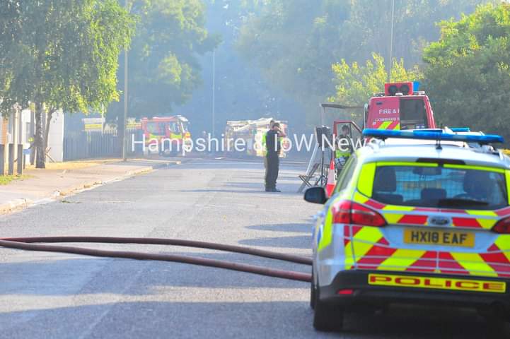 Hiownews's tweet photo. A large fire broke out in the fields beside the #Calmore Industrial area of #Totton this afternoon. 

Fire crews from across the area have been in attendance and are still dampening down smaller areas still alight.

https://t.co/N8Smb0Qy8O

@HantsIOW_fire @hiwfrs_control https://t.co/iCzM8opOrI