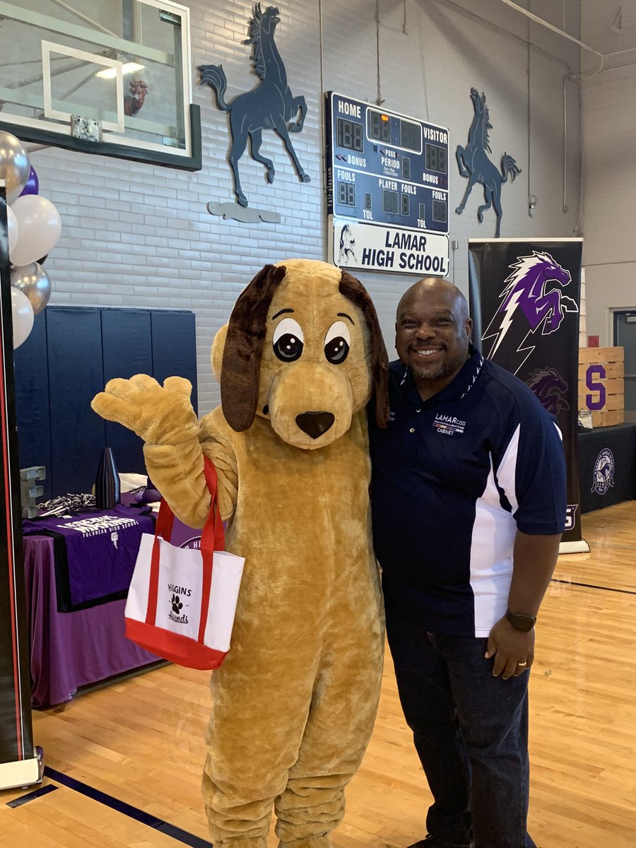 The <a href="/HugginsHounds/">Huggins Elementary</a> are giving out LCISD sized hugs. #BTSBlockParty #AllTracksOneFamily