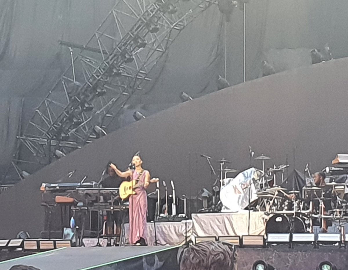 NixAllan's tweet photo. Amazing!! What a performance 👏 ❤️ #Griff #ColdplayWembley https://t.co/19SzZeLtiK