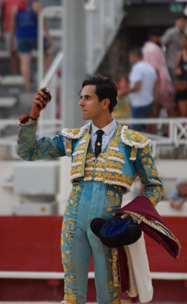 InfoCOlsina's tweet photo. 🔴 Oreja para Carlos Olsina del sexto de la tarde

👉 Firmeza y técnica de Olsina ante un toro brusco de Margé

📸 @LaureCrespy 

#OlsinaPresenteyFuturo https://t.co/Ts39aGVaR1