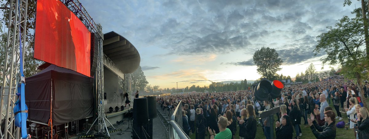 Neljää Ruusua sidestagelta. Ei vois olla paljoo parempi työpaikka