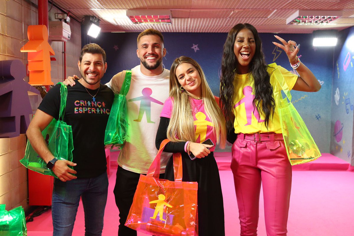 Crian_Esperanca's tweet photo. Esse grupinho, tudo pra mim! 💛 Quem também tá ligadinho aí no nosso mesão da esperança? Vamos juntos nessa corrente do bem ✨ #CriançaEsperança https://t.co/bqUfQZADr2