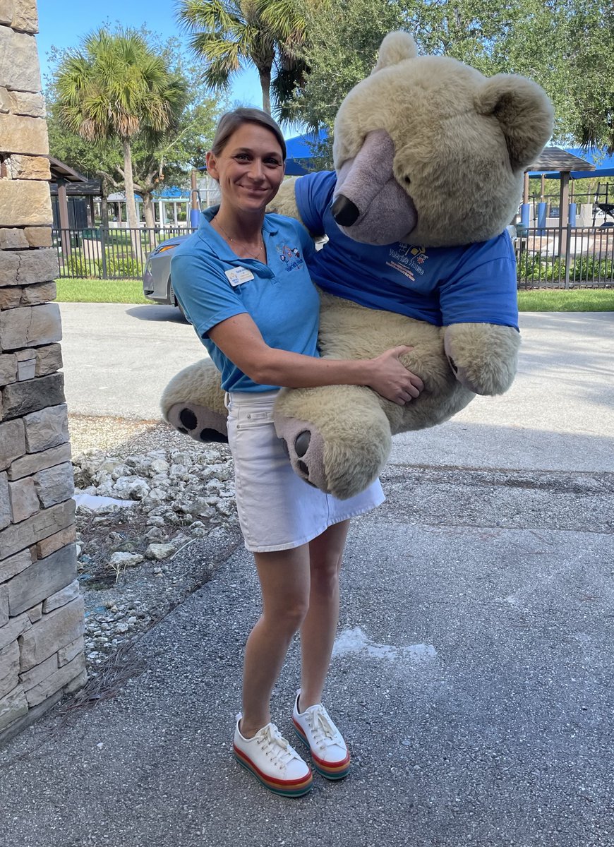 valerieshousefl's tweet photo. We had a great day at the Back-to-School Expo thanks to @neapolitanfamilymagazine! What an awesome event!
🧸Bartholomew (Bart) the Bear, although nervous at first, was very happy to receive many hugs and high-fives! 🤗
#childrensgrief #nochildgrievesalone #valerieshouse https://t.co/eq21RS2uzR