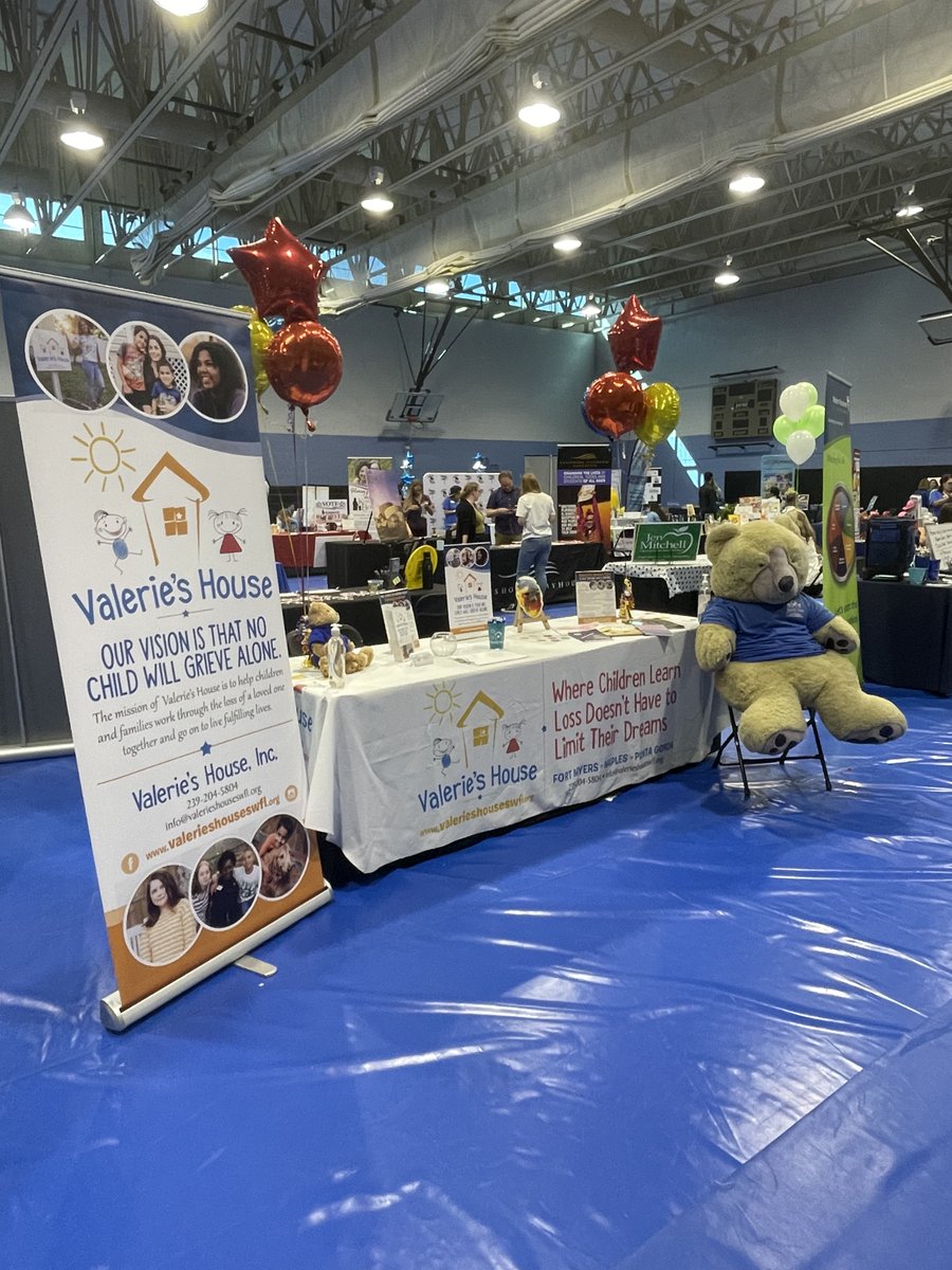 valerieshousefl's tweet photo. We had a great day at the Back-to-School Expo thanks to @neapolitanfamilymagazine! What an awesome event!
🧸Bartholomew (Bart) the Bear, although nervous at first, was very happy to receive many hugs and high-fives! 🤗
#childrensgrief #nochildgrievesalone #valerieshouse https://t.co/eq21RS2uzR