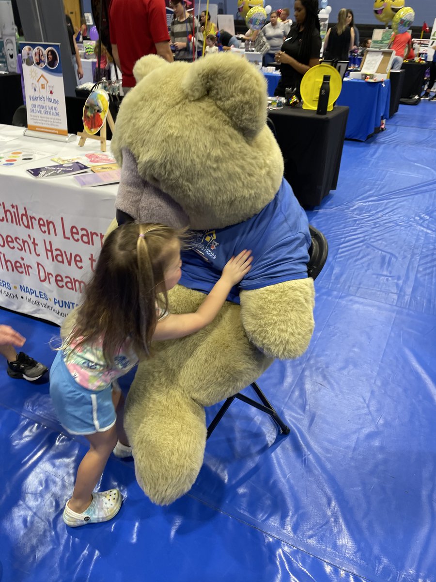valerieshousefl's tweet photo. We had a great day at the Back-to-School Expo thanks to @neapolitanfamilymagazine! What an awesome event!
🧸Bartholomew (Bart) the Bear, although nervous at first, was very happy to receive many hugs and high-fives! 🤗
#childrensgrief #nochildgrievesalone #valerieshouse https://t.co/eq21RS2uzR