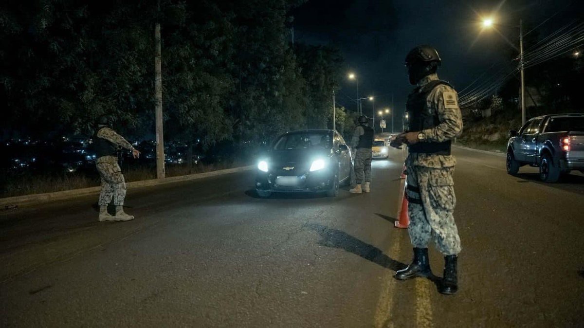 agustinintriago's tweet photo. Aquí en #Manta debemos seguir con determinación!

La Policía Nacional está presente en Manta con fuerza para brindar seguridad vigilando y controlando los espacios públicos  y en los diversos eventos preparados para mantenses y para quienes nos visitan. https://t.co/zjFOLS5HaW