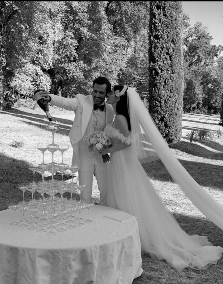 MariaDAmbra10's tweet photo. Lo sapete vero che ora non ne usciremo per l'eternità!!
#ÖzgeSerkanWedding https://t.co/e5Eydrt2Ea