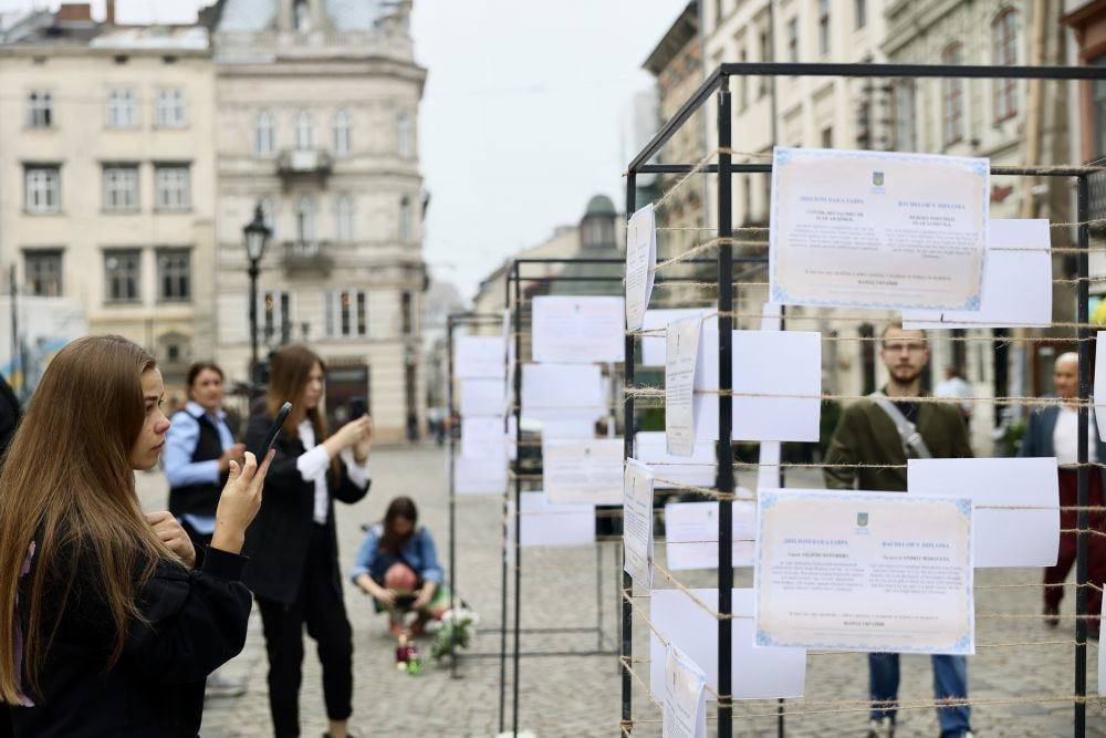 La foto mostra i diplomi degli studenti uccisi dagli occupanti, che non li riceveranno mai. L'azione si è svolta a #Lviv . È così che si chiama: 'Diplomi che non verranno mai rilasciati'. 🕯💔 TRUHA⚡️Lviv (t.me/+__0zZSAFHsY2N…)