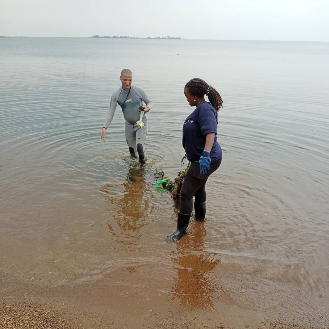 WiGIS_UG's tweet photo. Ghost fishing gear is a type of waste in  &amp; around our water bodies that we normally don’t talk about but a real threat to our aquatic ecosystem! We joined hands with @UgandaRangers @GGGInitiative to map&amp; collect ghost fishing gear along  the shores of LakeVictoria @SharedGeo https://t.co/PYkhTpGQrF
