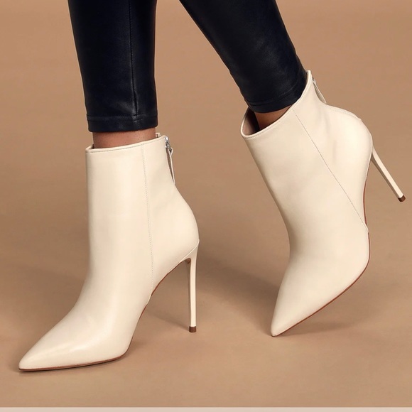 DonnaRinger3's tweet photo. So good I had to share! Check out all the items I'm loving on @Poshmarkapp from @Soris_Boutique @LadeesCloset #poshmark #fashion #style #shopmycloset #eastlioncorp #victoriassecret #stevemadden: https://t.co/QJ6vShfntF https://t.co/x4dezSfyOs
