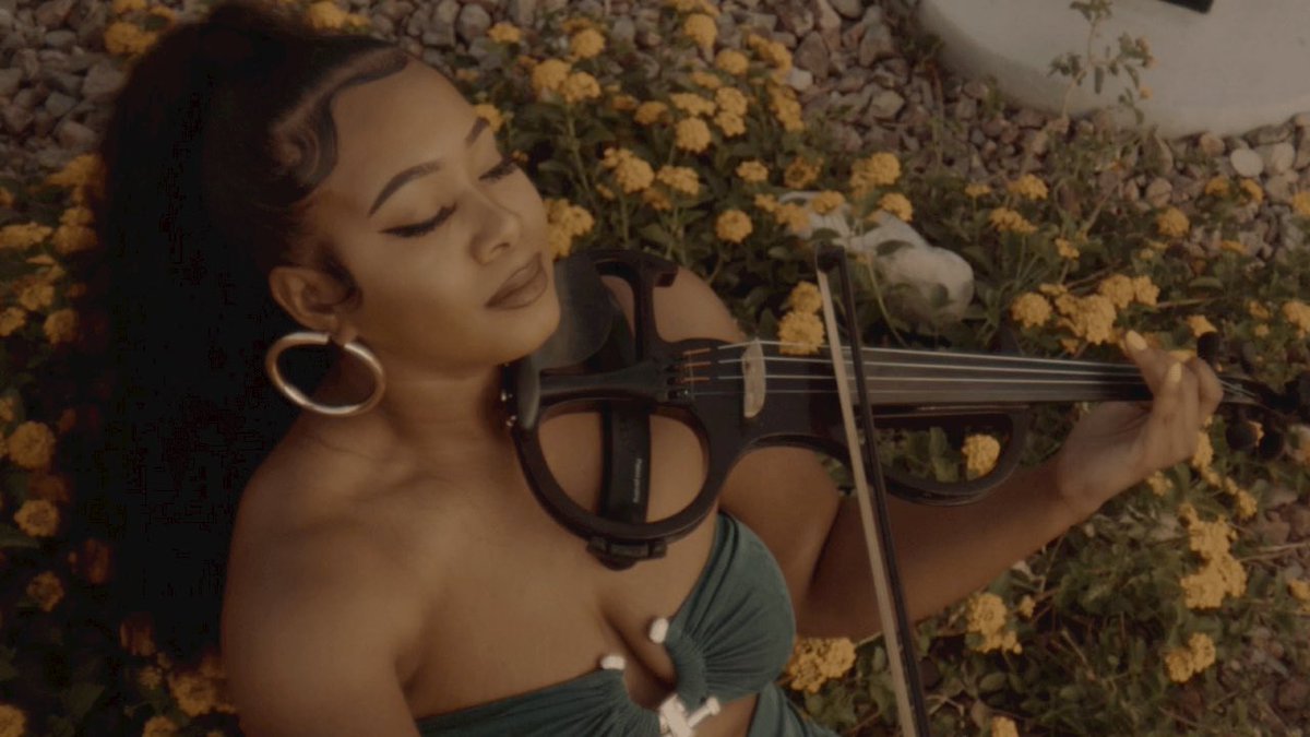 realkerrio's tweet photo. A couple of stills from the last shoot #violinist #bsumbody https://t.co/HEA7evWan5