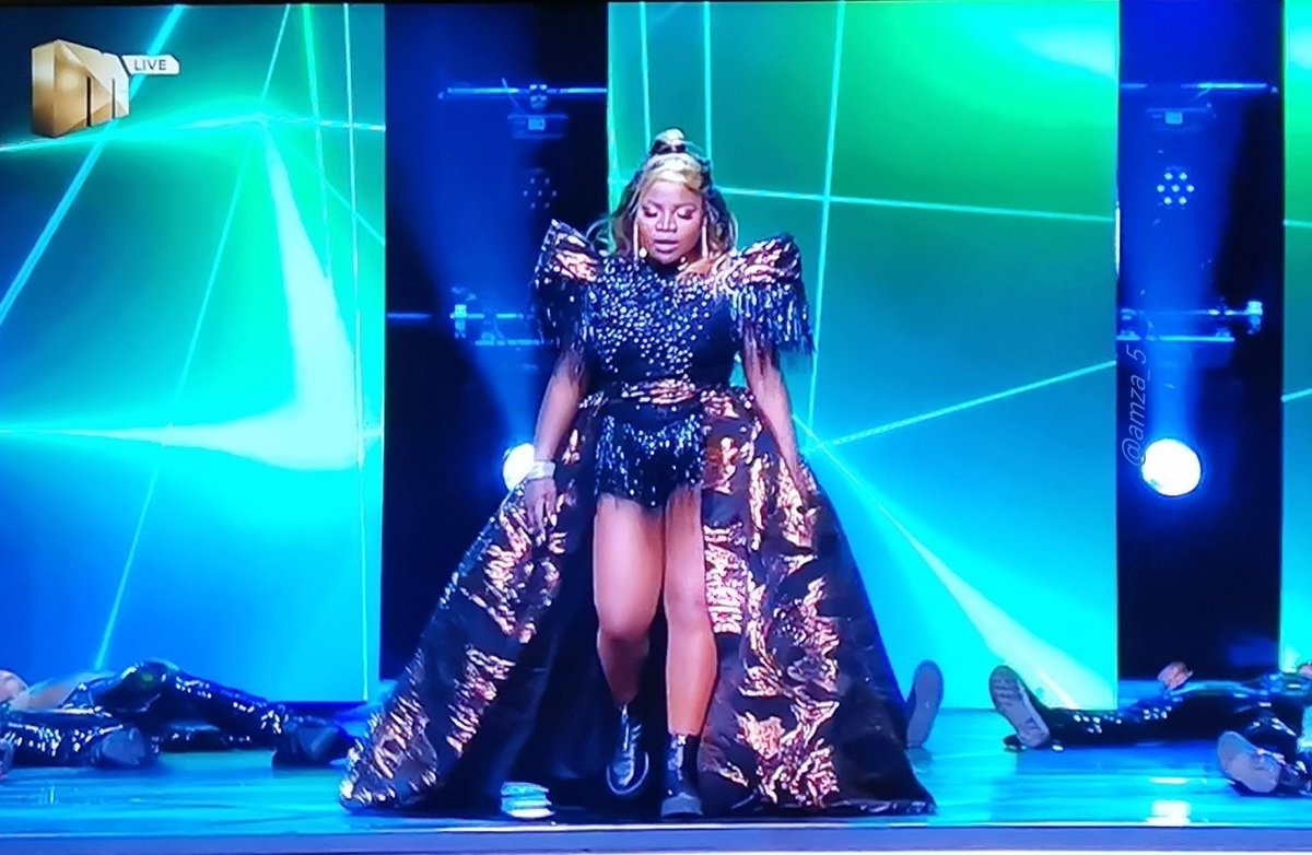 Amza_5's tweet photo. Makhadzi's energy is unmatched 🔥🔥🔥. She always leaves her heart on that stage everytime she performs 🙌🏾. Ugh, she's simply amazing  #MissSA2022 https://t.co/mQcwl0Ookw