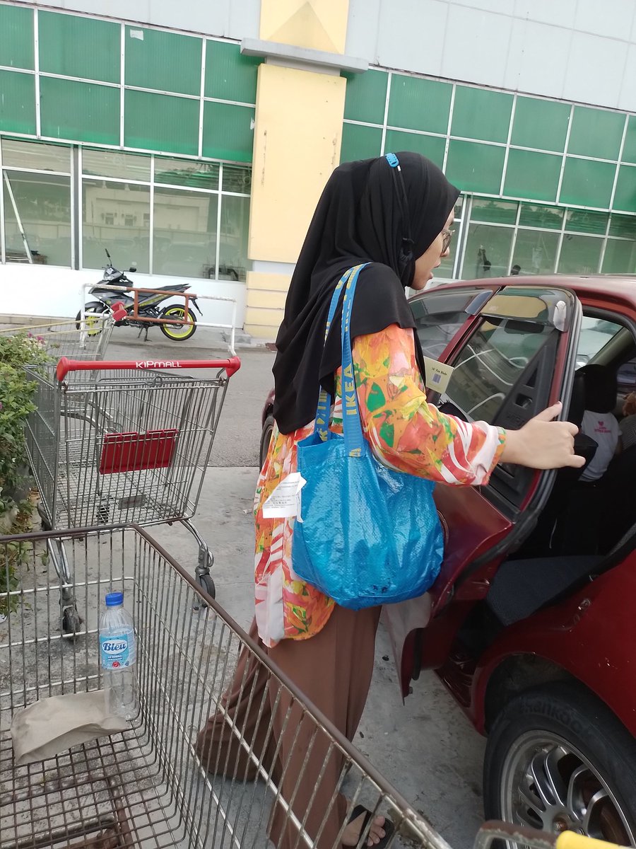 FaridAfiqah's tweet photo. Harini keluar pakai beg mahal wey...😄 https://t.co/6Dgig4vbNA