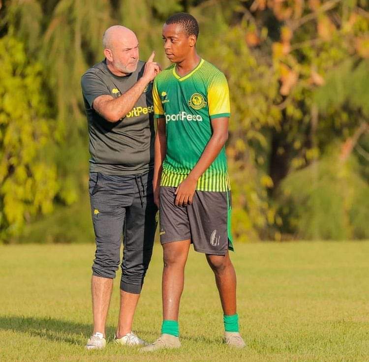 venancesangutz's tweet photo. Weka retweet ya heshima kwa professor pekee wa mpira barani Africa.💚💛🏅 https://t.co/H4d2z1Z1fu