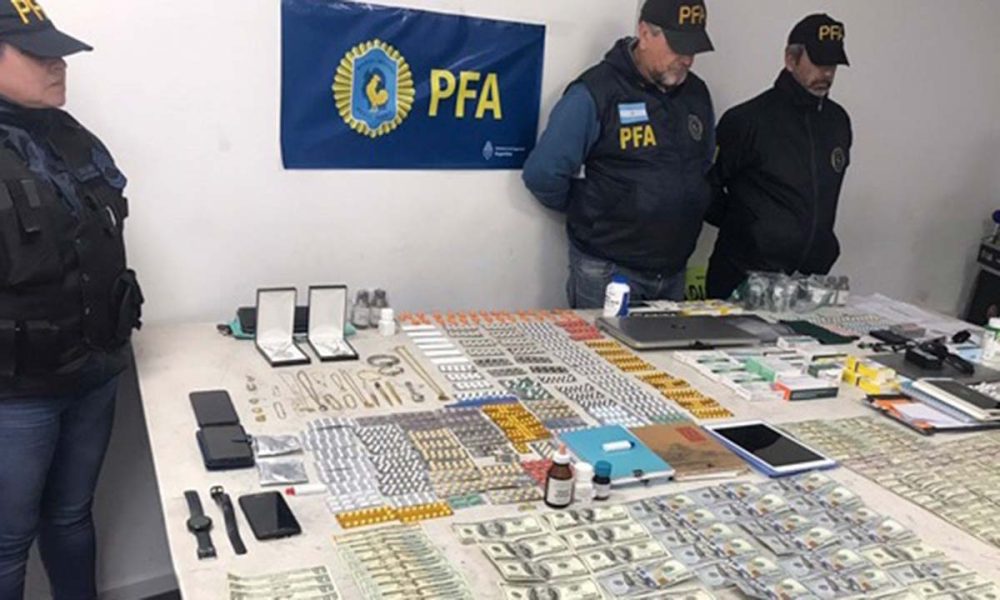 labrujula24's tweet photo. Desbaratan a una secta acusada de explotación sexual y lavado de activos https://t.co/MB8MyY57l9 #BAGroup #FundaciónEscueladeYogadeBuenosAires #gruposcoercitivos https://t.co/JF7oeJaEwD