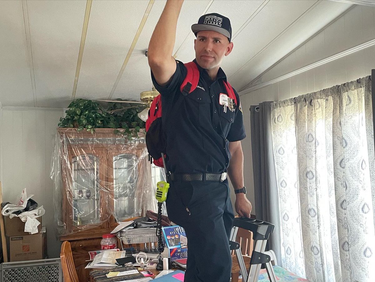 SBCOUNTYFIRE's tweet photo. Happy Saturday everyone! Today we are in #Upland installing and educating the citizens about smoke alarms. It’s important to change your smoke alarms every 10 years and if they are older, change them immediately.  #smokealarm #SBCoFD #ProudToServe #visionforsafety https://t.co/sKGuEpKxTZ