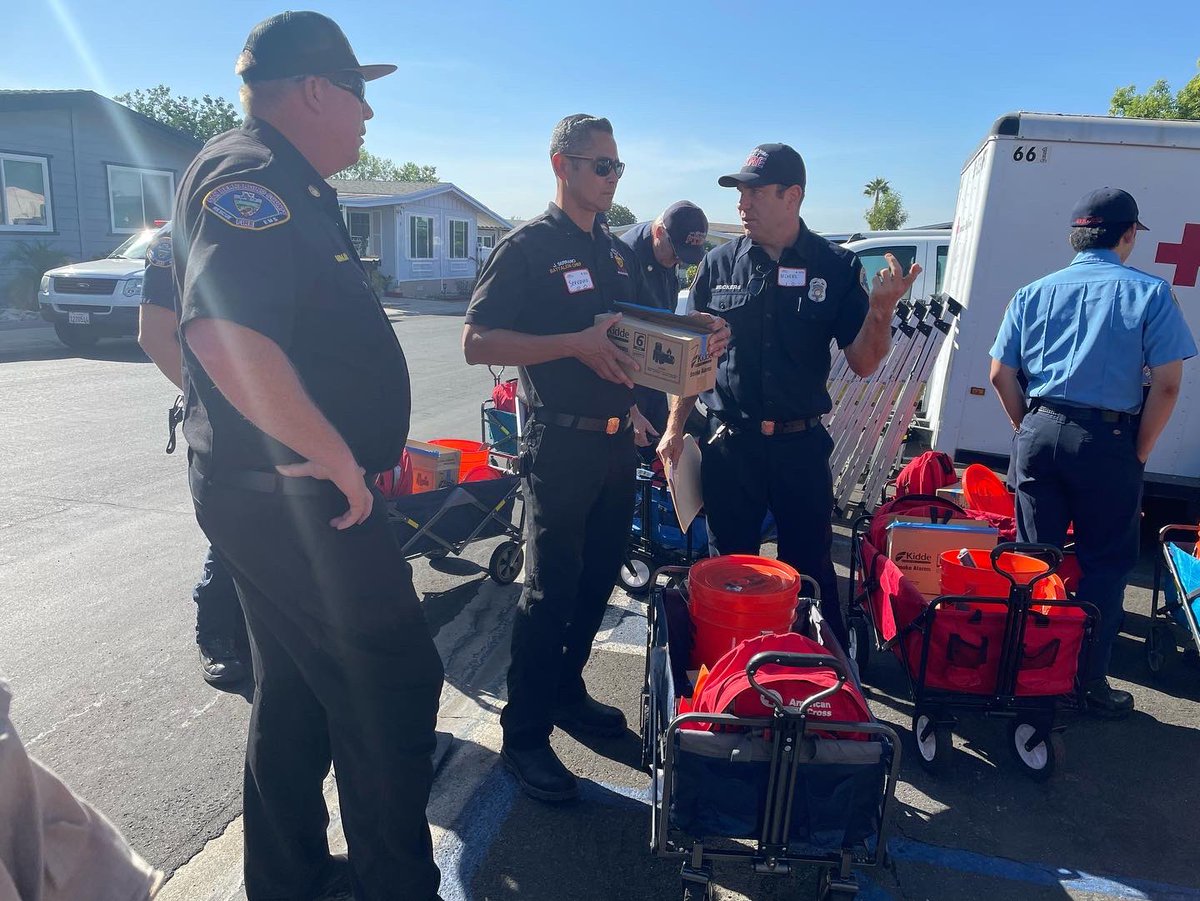 SBCOUNTYFIRE's tweet photo. Happy Saturday everyone! Today we are in #Upland installing and educating the citizens about smoke alarms. It’s important to change your smoke alarms every 10 years and if they are older, change them immediately.  #smokealarm #SBCoFD #ProudToServe #visionforsafety https://t.co/sKGuEpKxTZ