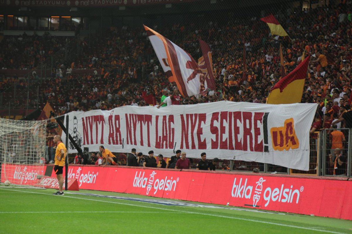 ultrAslan's tweet photo. "YENİ YIL, YENİ EKİP, YENİ ZAFERLER!"

#BugünGünlerdenGALATASARAY

#ultrAslan https://t.co/gZLDclO0EW