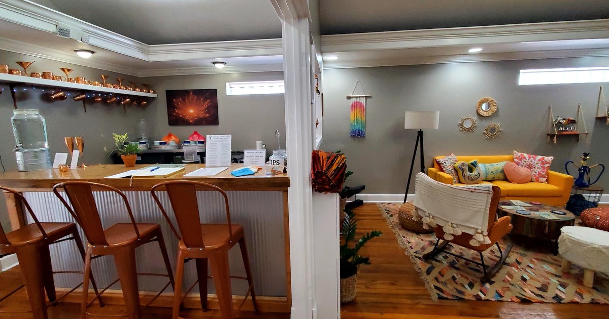 SpiritWellSL's tweet image. Come in and cool off with us in our cozy lounge. 🍹🛋️ We're here until 8PM! #spiritwell #thecreekartsdistrict #wellnesscenter