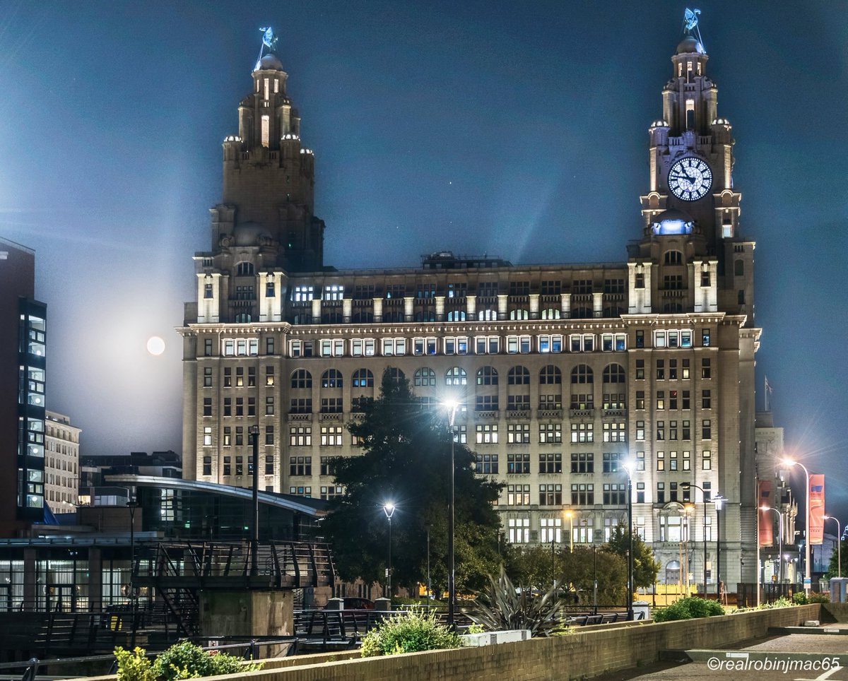 realrobinjmac65's tweet photo. Mersey moon.  #Liverpool @angiesliverpool @stratusimagery @YOLiverpool @PicsOfLpool @inmylivpoolhome @Liverpool_1207 @ExploreLpool @VisitLiverpool @thedustyteapot https://t.co/22m4ox2YWy