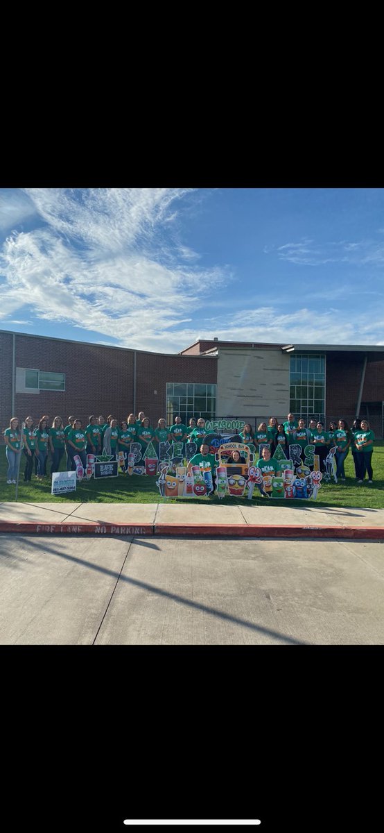 baker_band's tweet photo. What a turnout at Bear Camp - it was GREAT getting to meet everyone! The @Baker_6th_Grade Staff is looking forward to seeing you again on Aug 17 for the first day of school! #3daysandcounting #chooselp #goband #goteam #onceabearalwaysabulldog https://t.co/oHDvci9Wk9