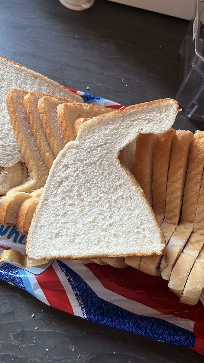 spanners_amy's tweet photo. @hovisbakery I know @LidlGB are a value for money supermarket but why is half the loaf missing? https://t.co/BRd3hExLG3