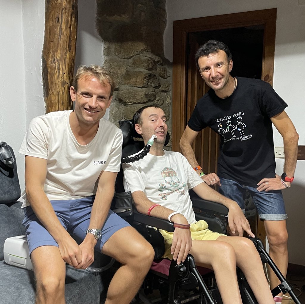 AntonioGarcia_3's tweet photo. Otro fin de semana, otro podium 🤣. Esta vez sonreía, mi primer podium en atletismo (gracias @VicenCapi por cederme la posición).
Carrera popular #TrofeoJoseLuisCapitan, un éxito de asistencia y de recaudación #FundELA 👏🏻👏🏻👏🏻👏🏻

1st ever running podium = Smile 😁

#vivaSanMartin https://t.co/V1754DETVd