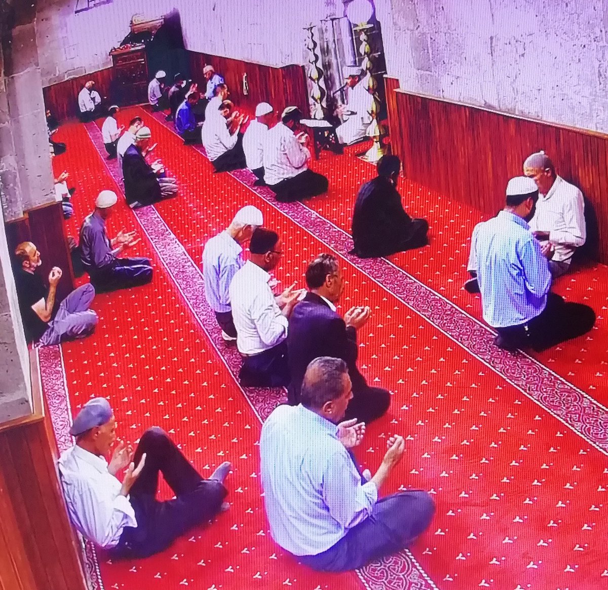 bitlisulucami's tweet photo. Geleneksel olarak devam eden haftalık hatim duası programını, bugün öğle namazından sonra tarihi #bitlisulucami'de cemaatimizin katılımıyla gerçekleştirdik.
NOT :Cüz okumak isteyenler bize ulaşabilirler. 
@BitlisValiligi
 @IsliyenDr
 @dinckadir43
@bitlismuftulugu
@EceMuhammet https://t.co/IYtBCaXbs0